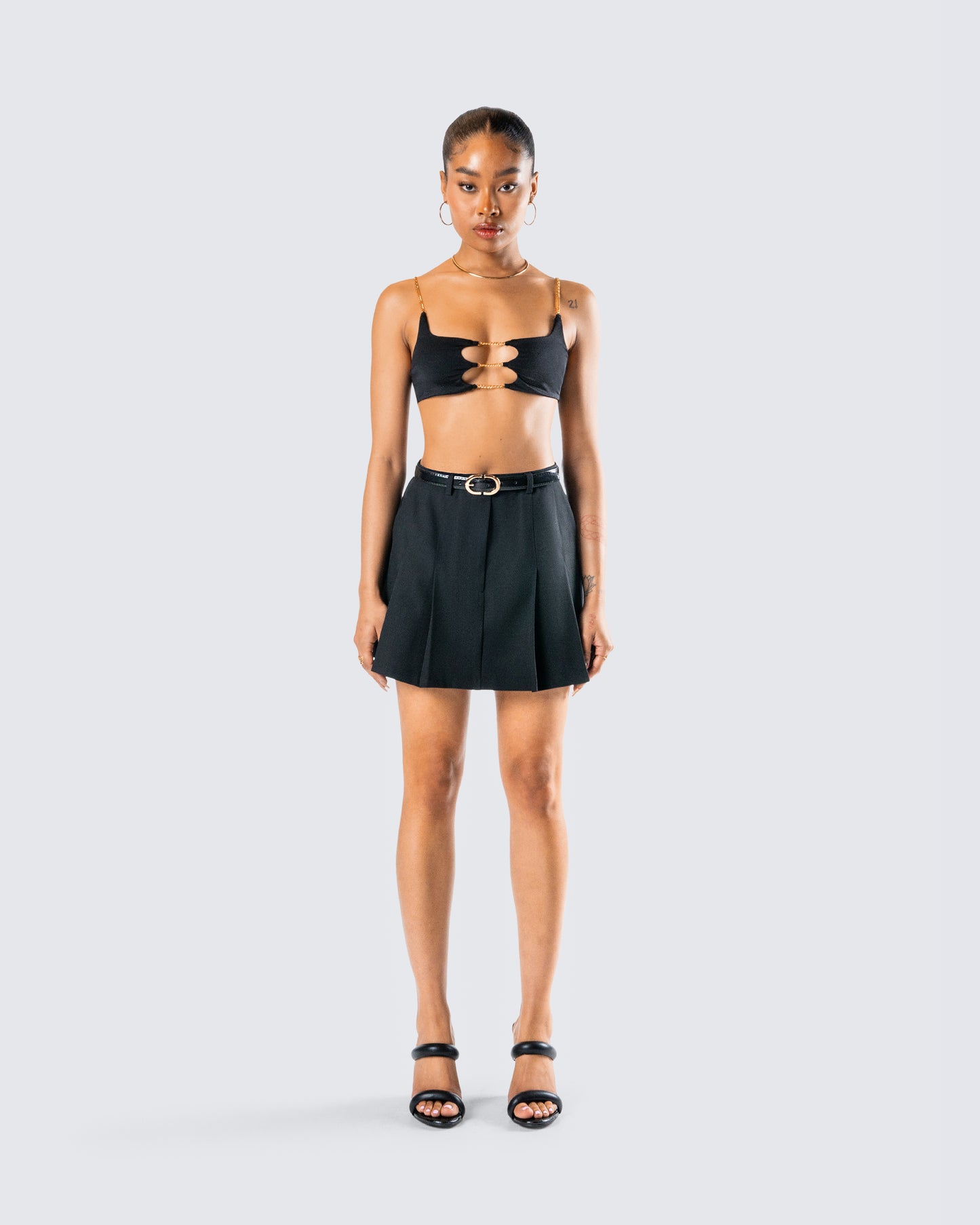 Amari Pleated Set model front