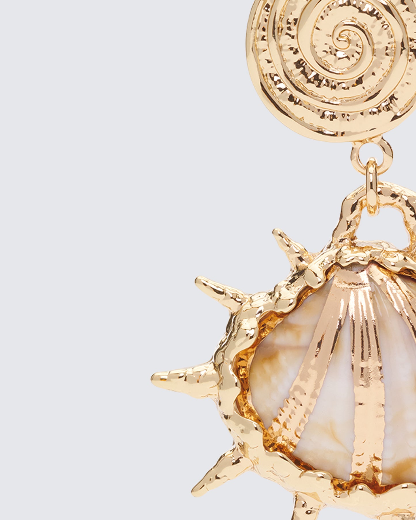 Pendientes colgantes de concha fundida de oro Kareina