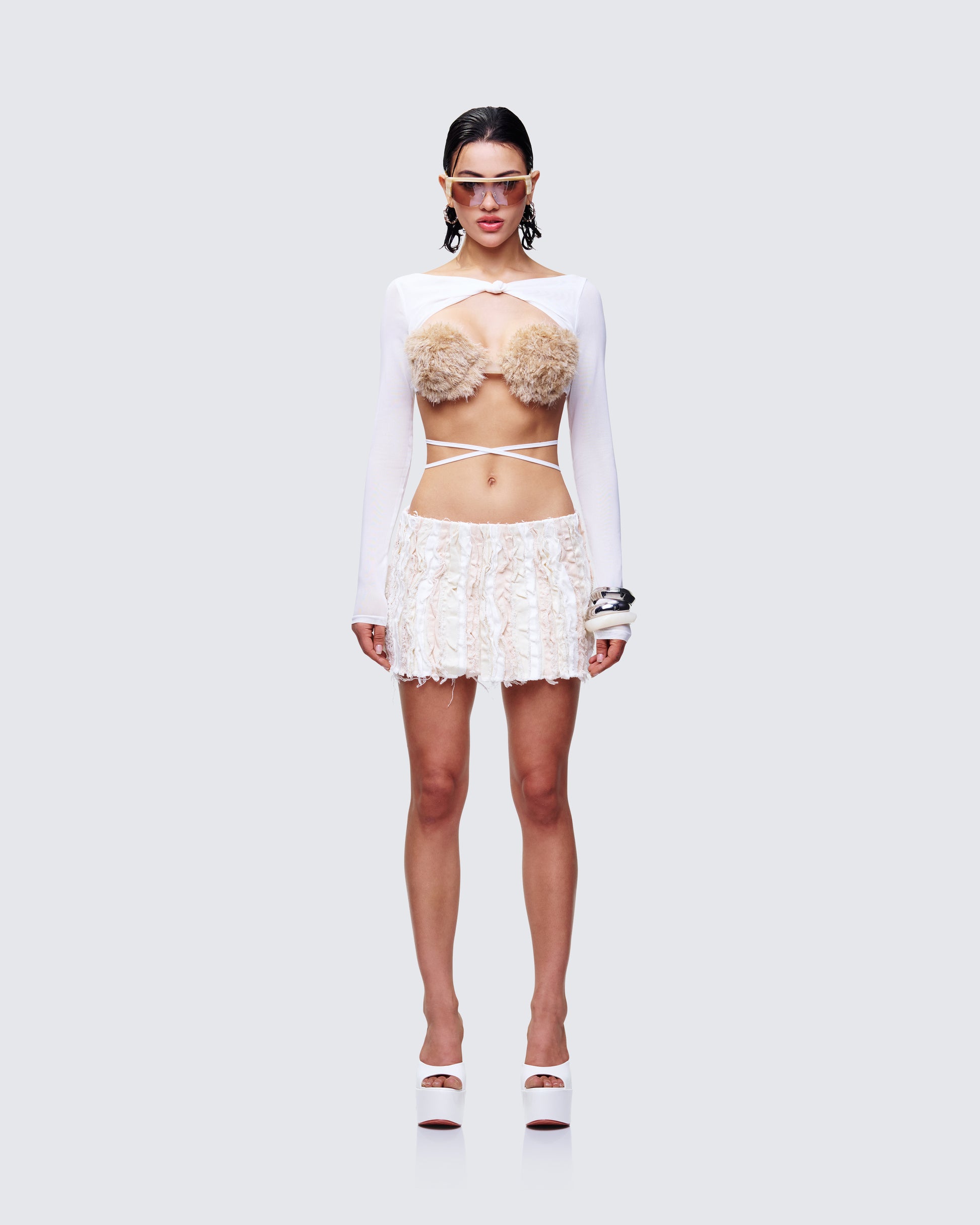 Eyra Ivory Set model front