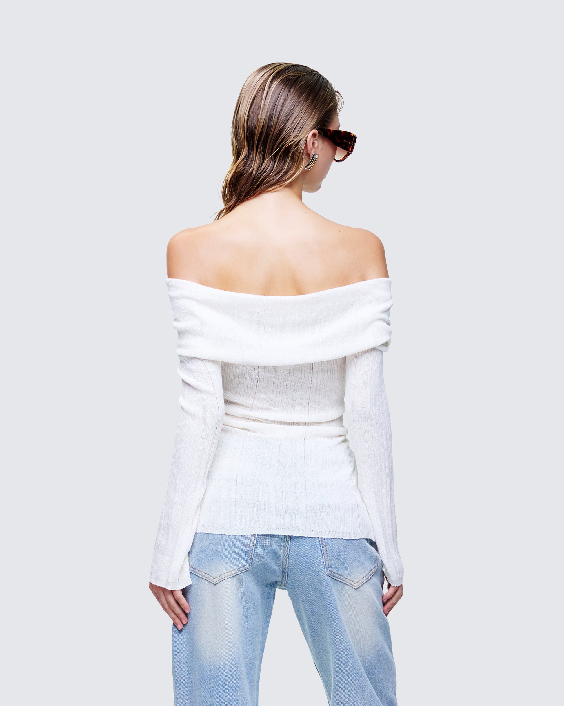 Women's white top close-up detail – FINESSE