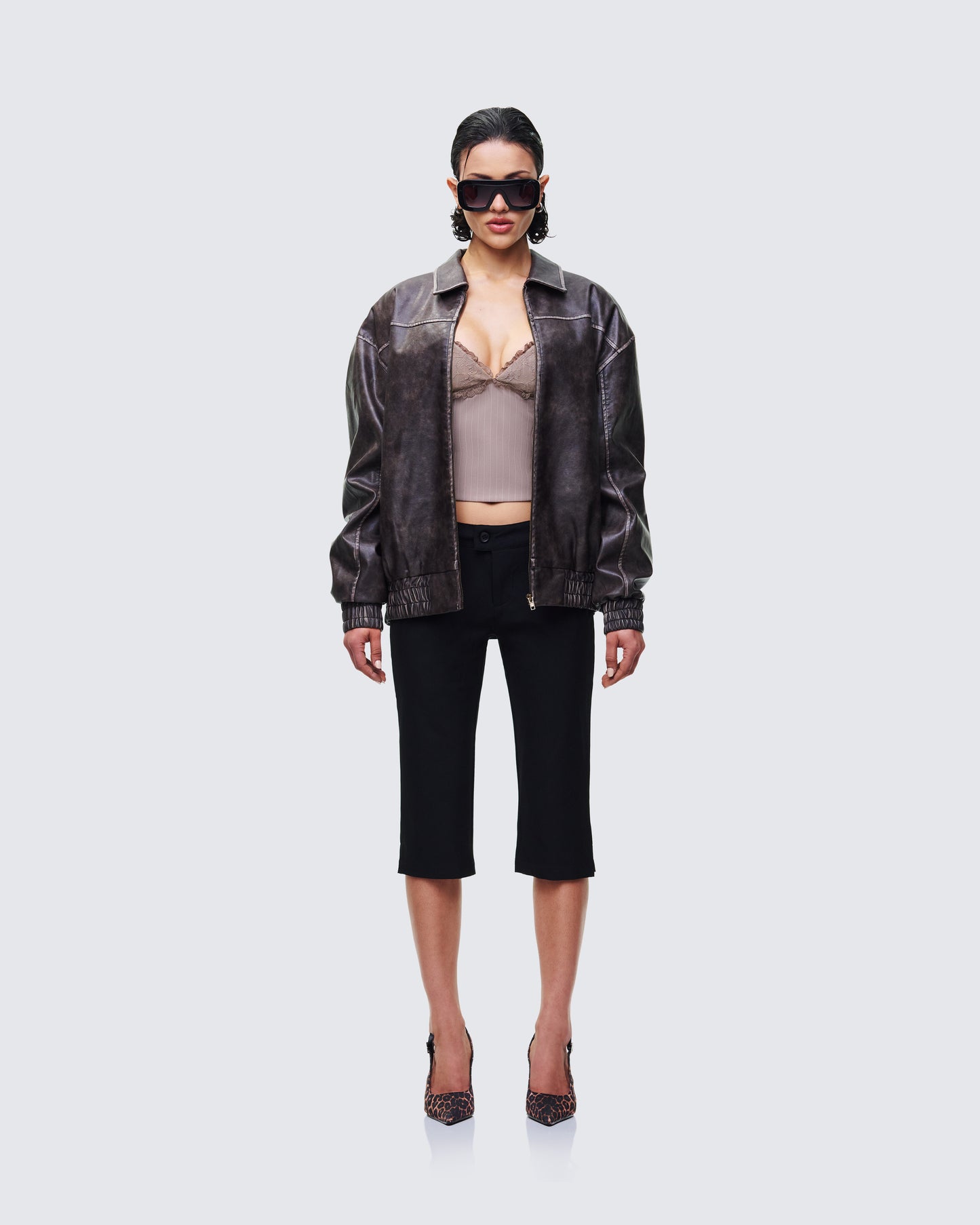 Hallow Capri Set model front