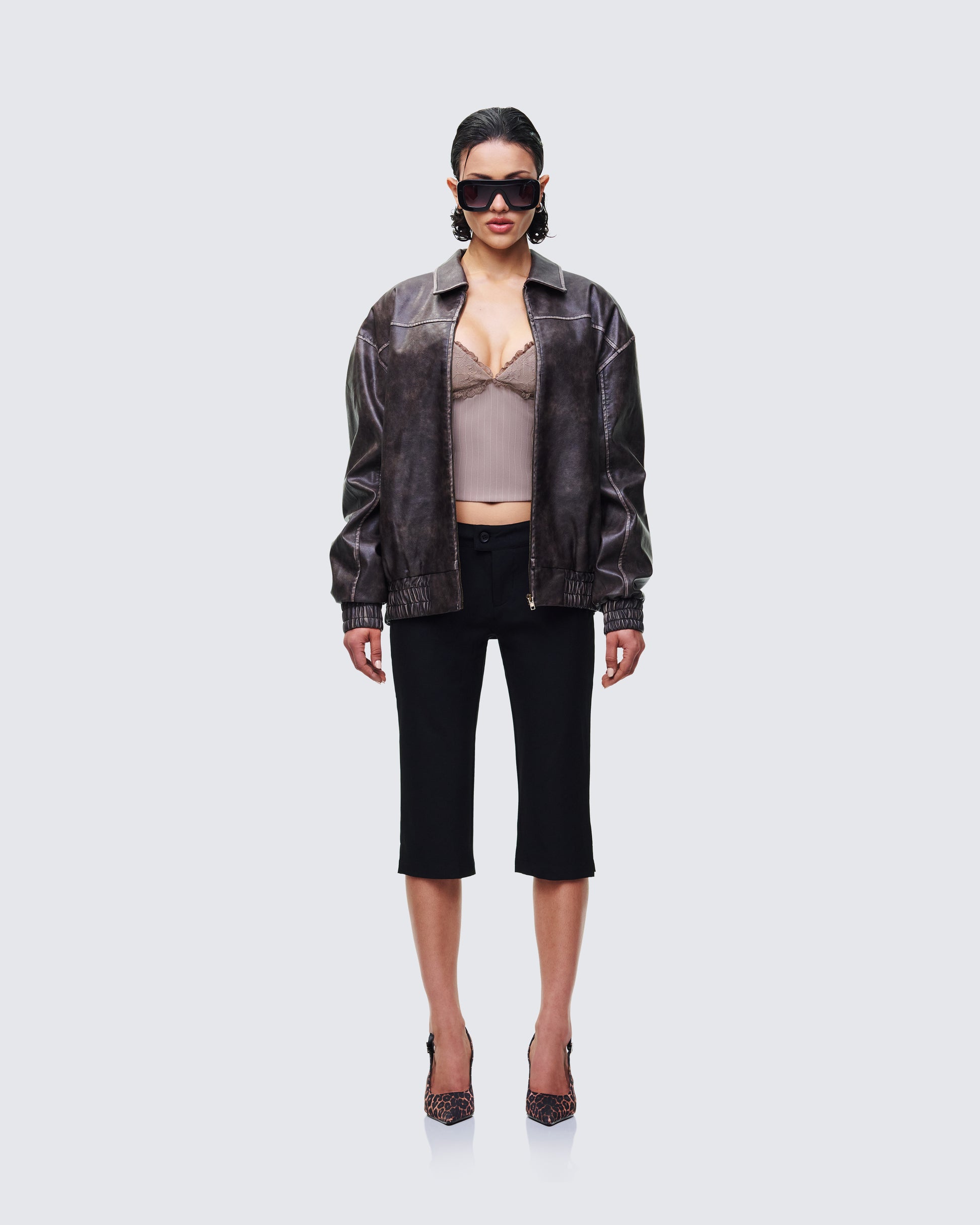 Hallow Capri Set model front