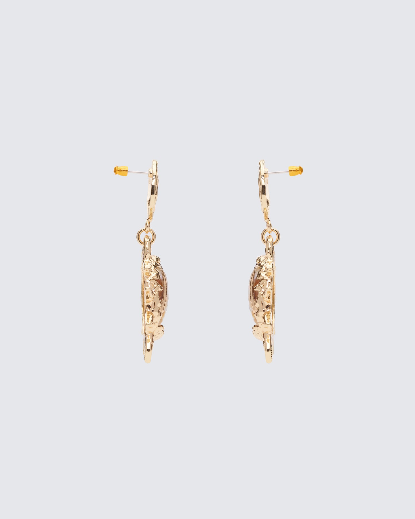 Pendientes colgantes de concha fundida de oro Kareina