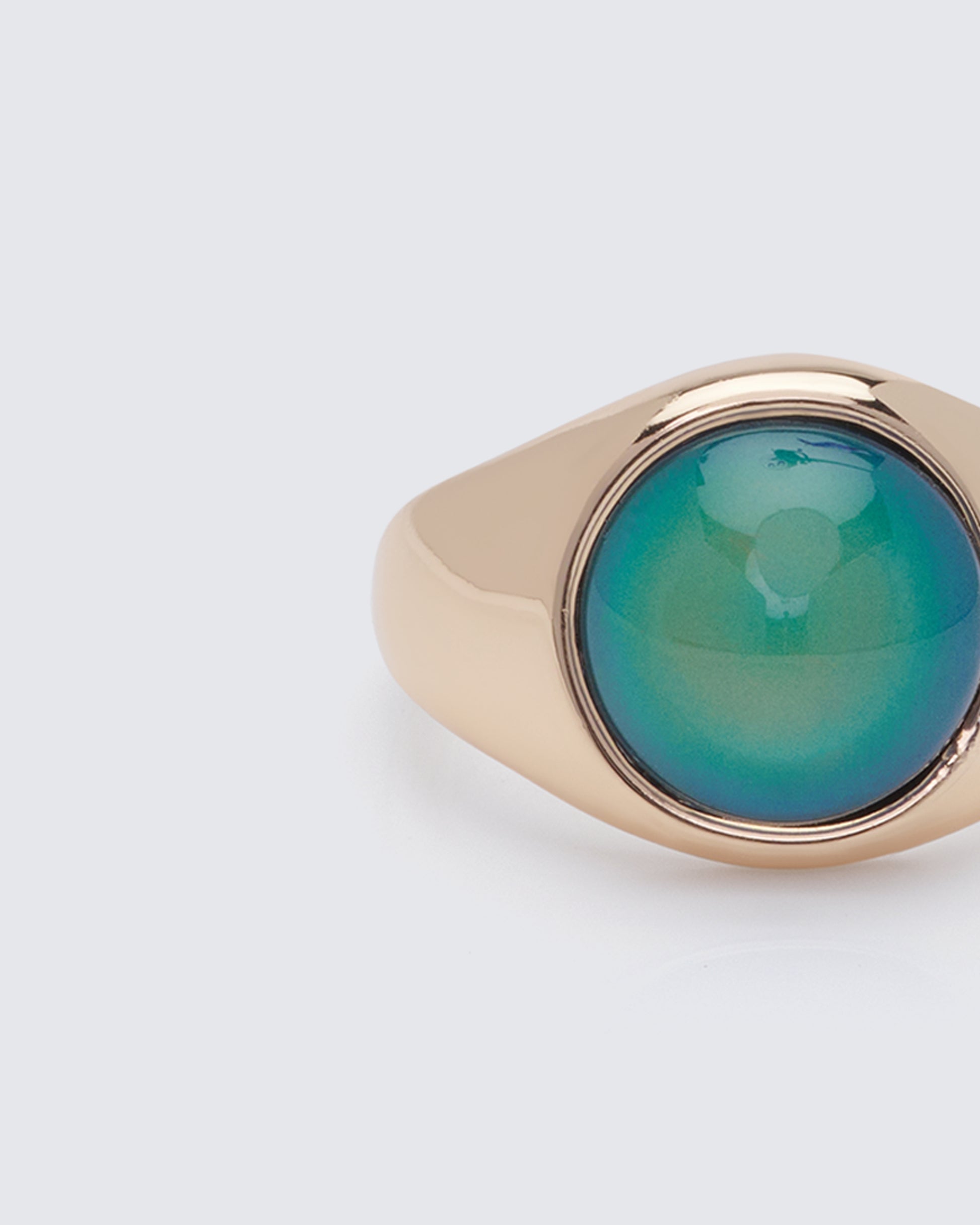 Shandraya Gold Mood Ring - close up detail